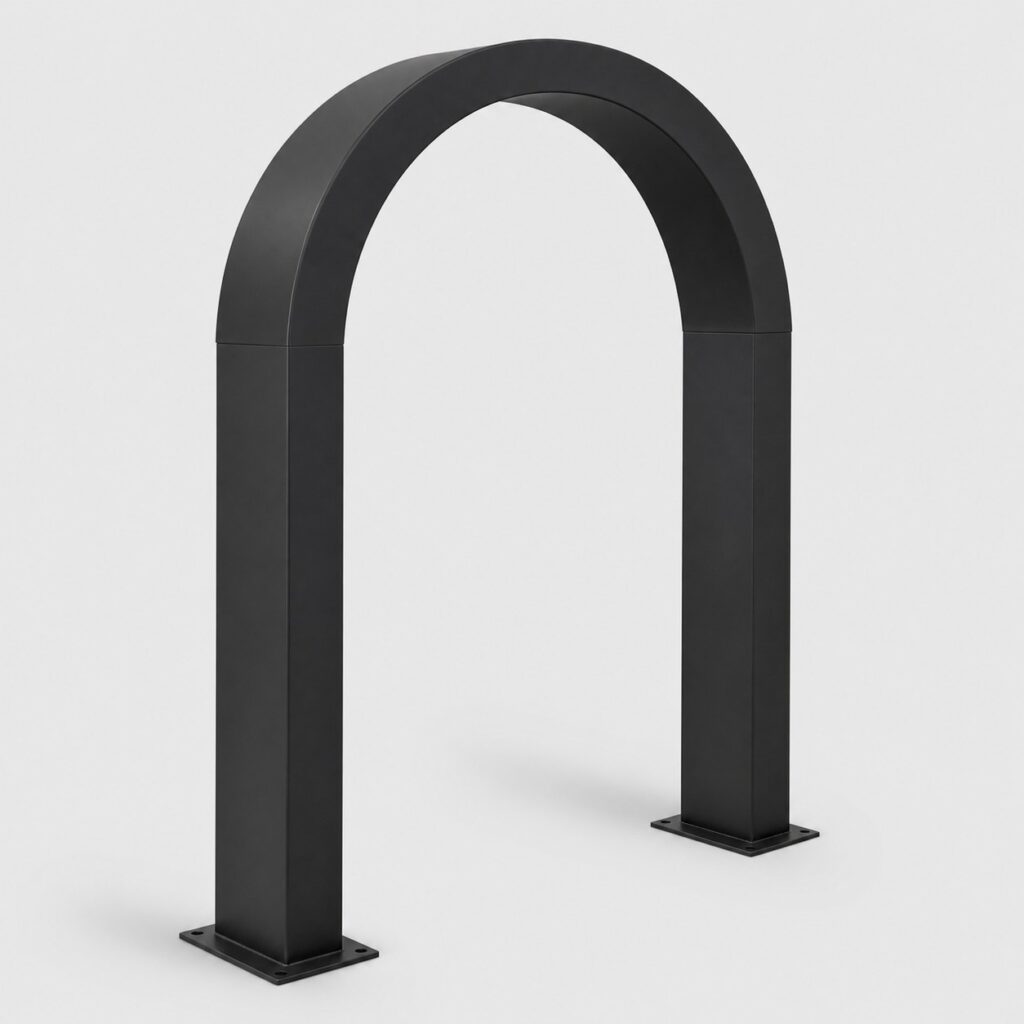 Arche de jardin en métal noir à section carrée épaisse vue de trois quarts