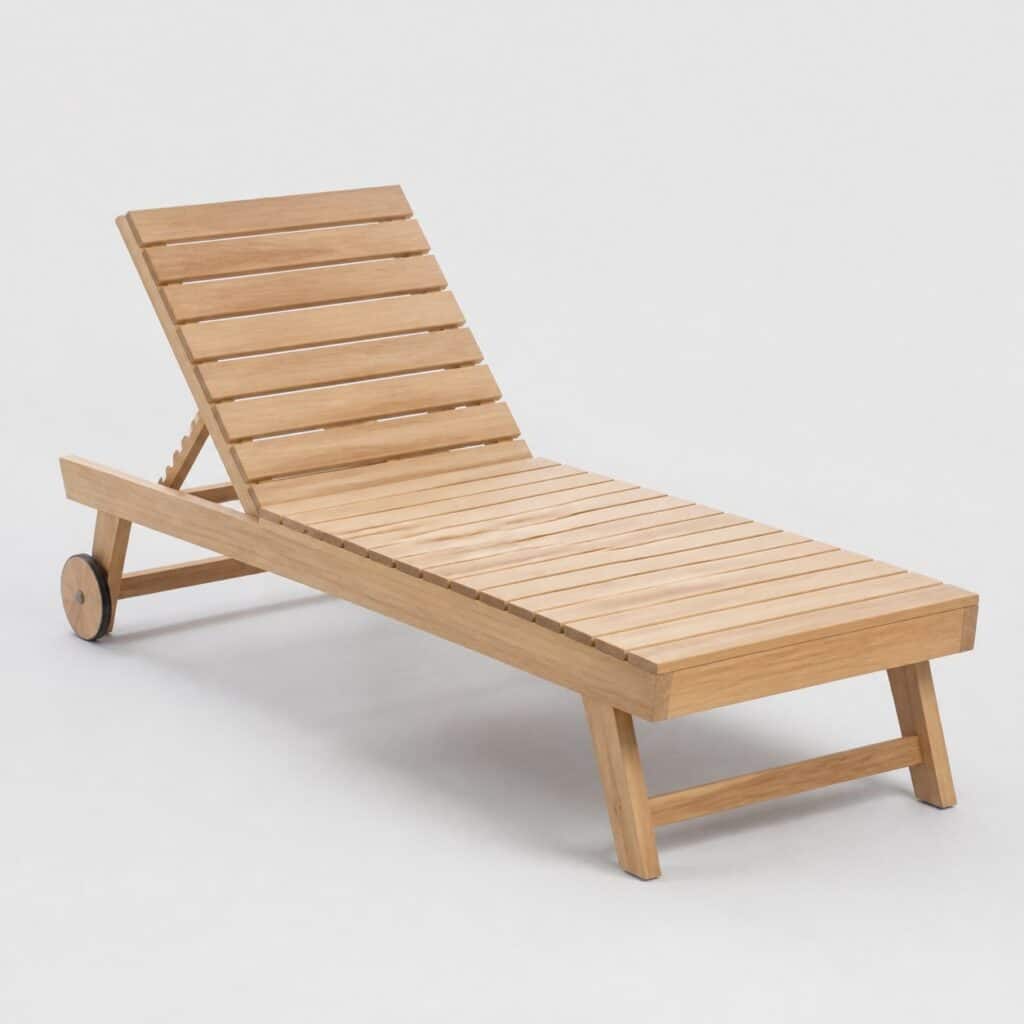 Bain de soleil en bois clair vu de trois quarts sur fond neutre