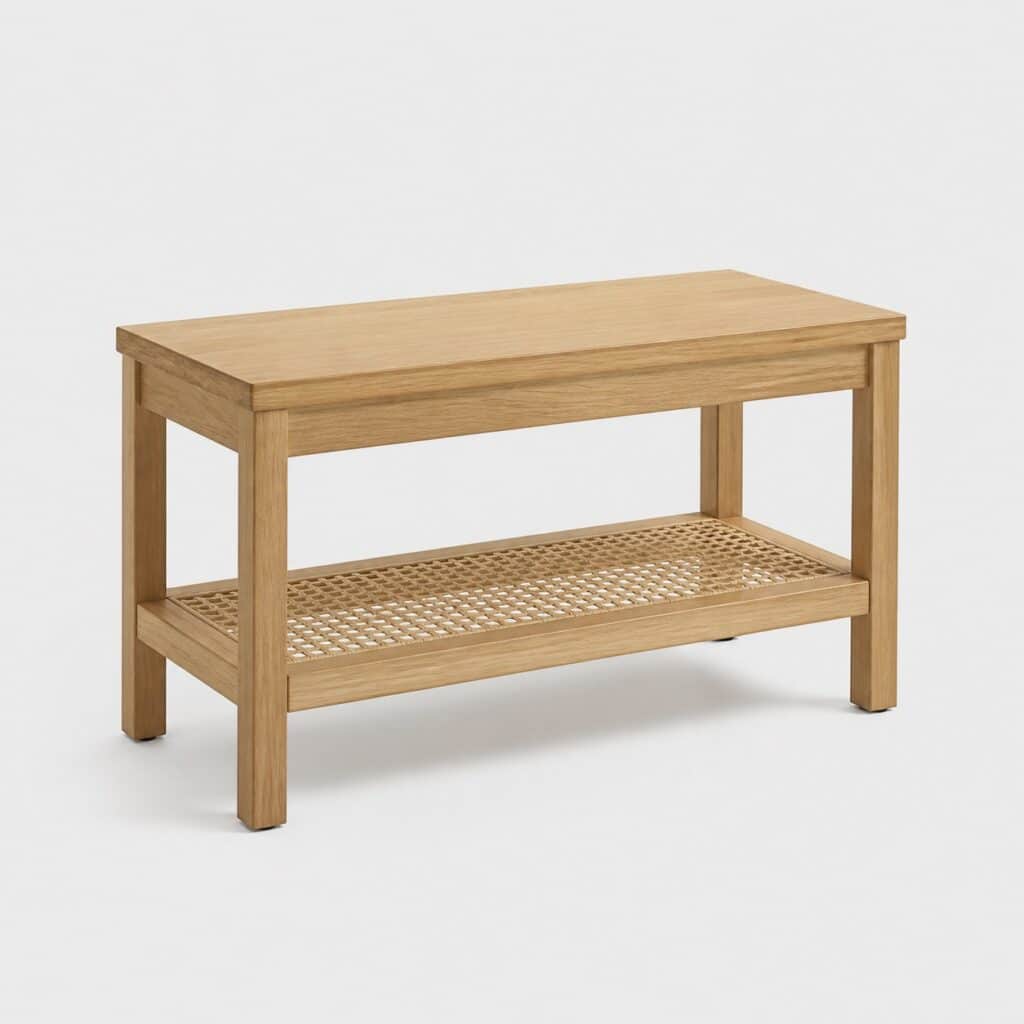 Banc d'entrée en bois clair avec tablette basse, vu de trois quarts sur fond neutre