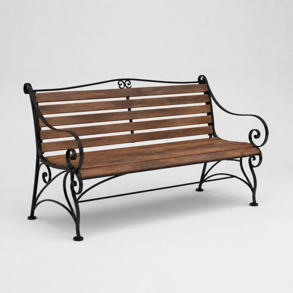 Banc en fer forgé noir à volutes avec assise en lattes de bois, sur fond clair