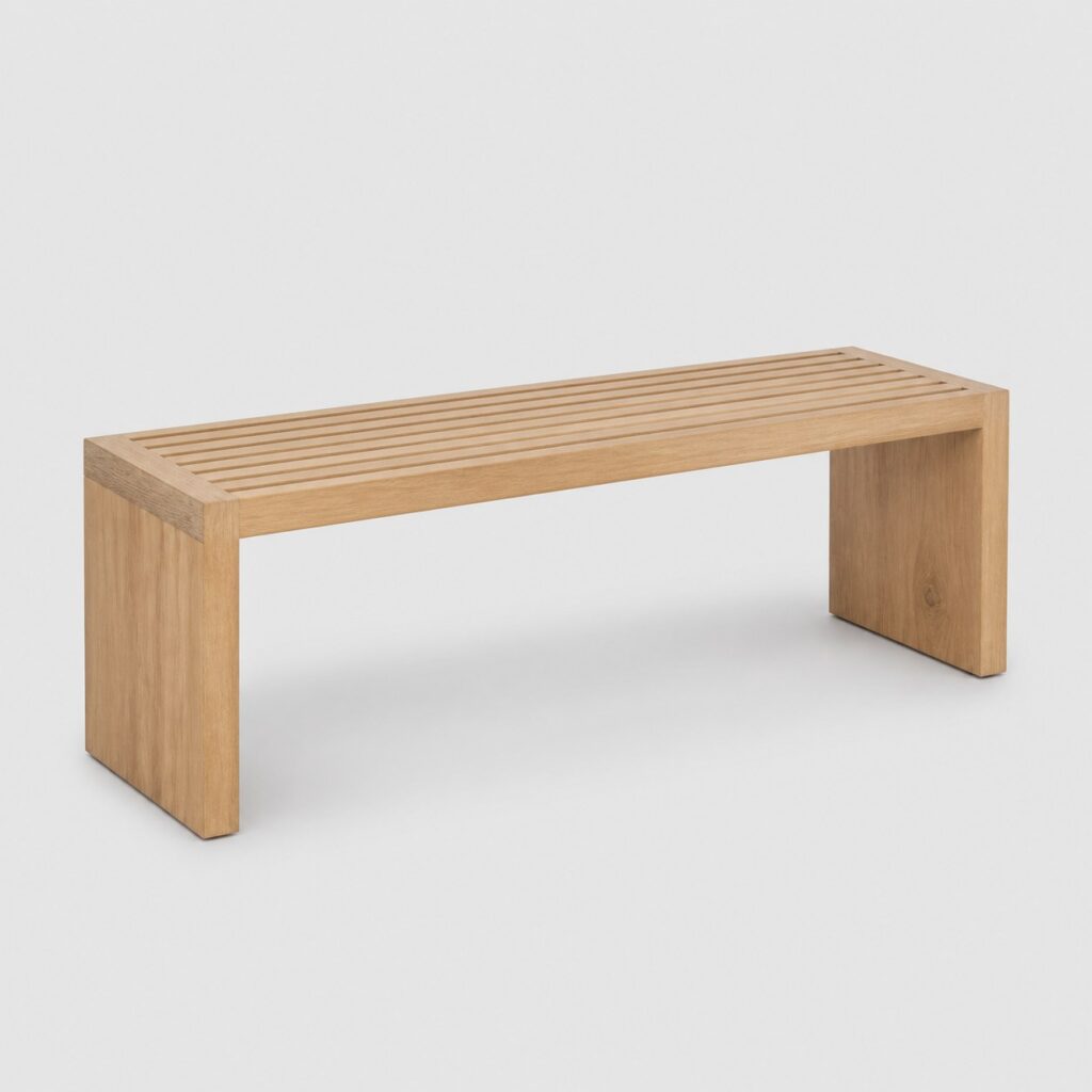 Banc en bois clair à lattes horizontales vu de trois quarts sur fond gris clair
