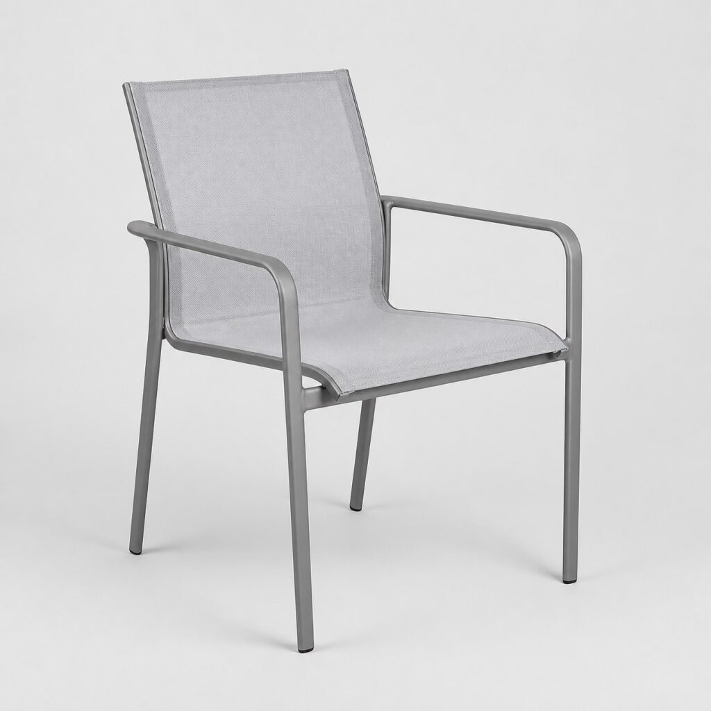 Fauteuil de jardin en aluminium gris clair vu de trois quarts sur fond neutre