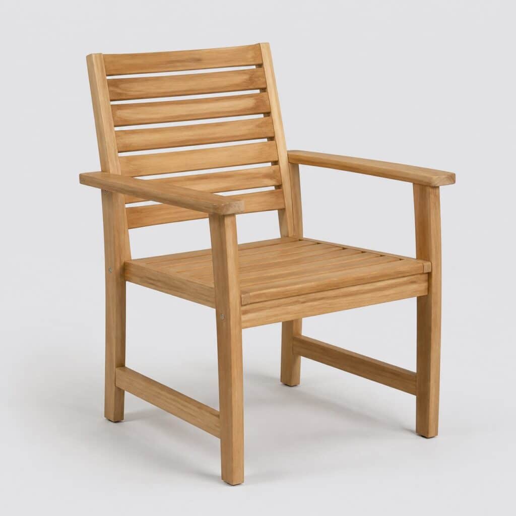 Fauteuil de jardin en bois clair à lattes, vue de trois quarts sur fond neutre