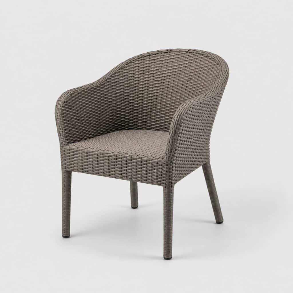 Fauteuil de jardin en résine tressée gris taupe, vue de trois quarts