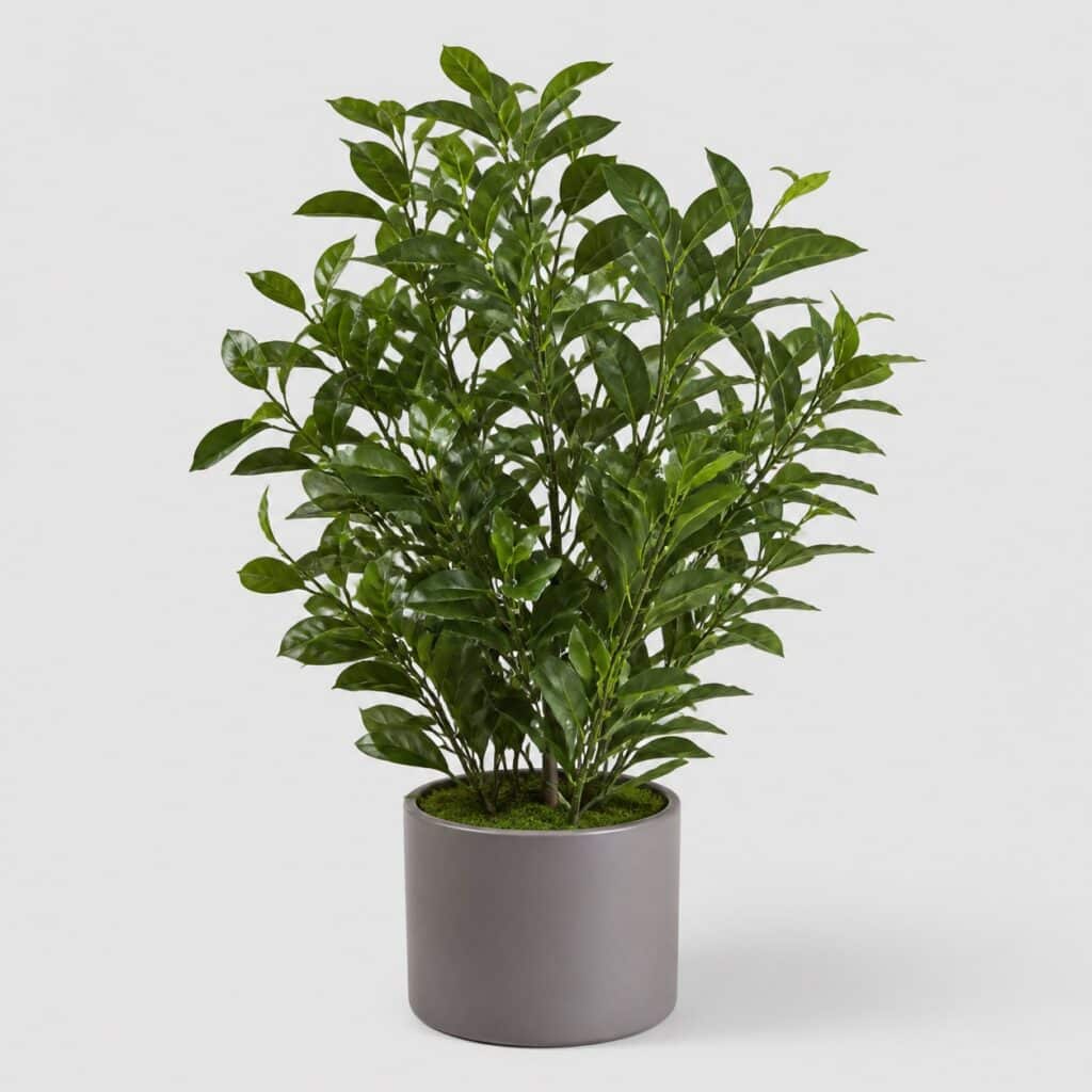 Grande plante artificielle verte de 95 cm dans un pot gris mat, vue de trois quarts sur fond clair