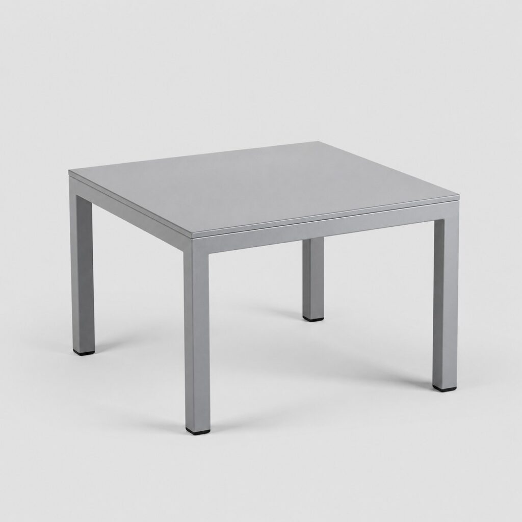 Petite table de jardin carrée en aluminium gris clair vue de trois quarts sur fond clair