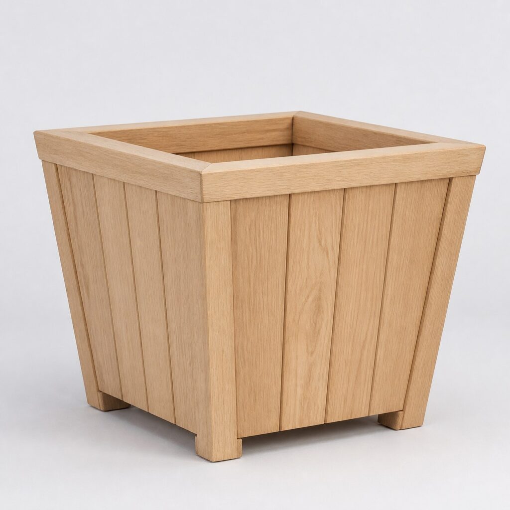 Pot de fleur carré en bois massif clair sur fond gris clair