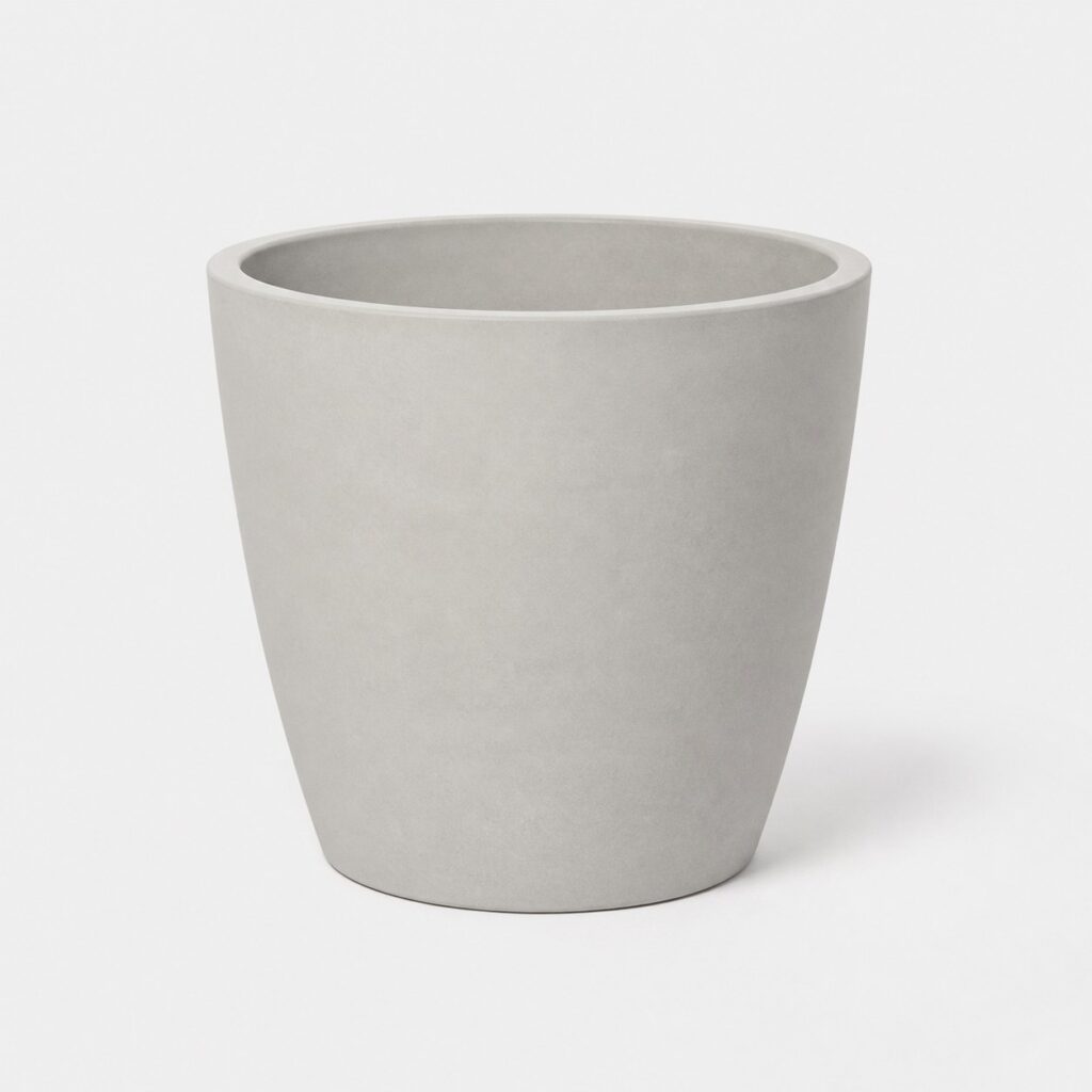 Pot de fleur de grande taille en résine grise sur fond gris clair
