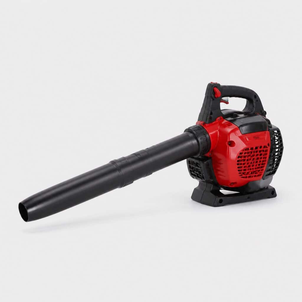 Souffleur thermique de forte cylindrée rouge et noir vu de trois quarts