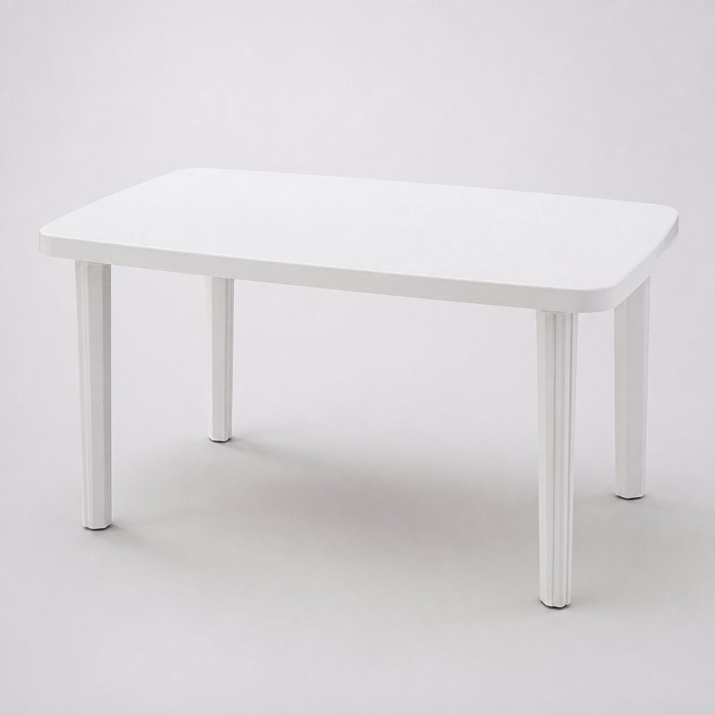 Table de jardin en résine blanche vue de trois quarts sur fond gris clair